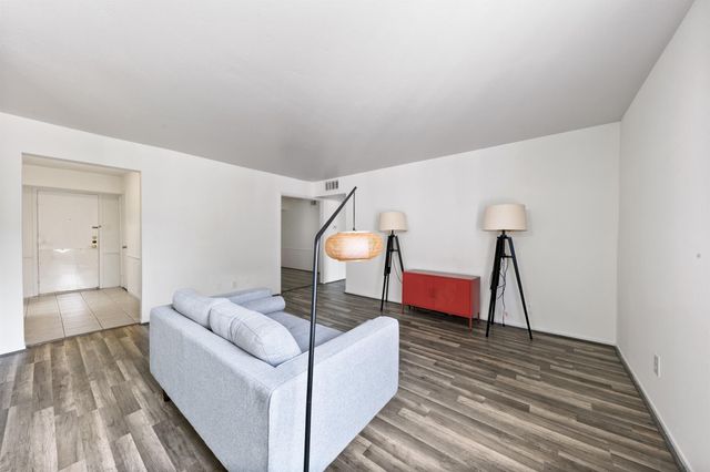 361 N Post Oak Lane 231, Houston, TX 77024