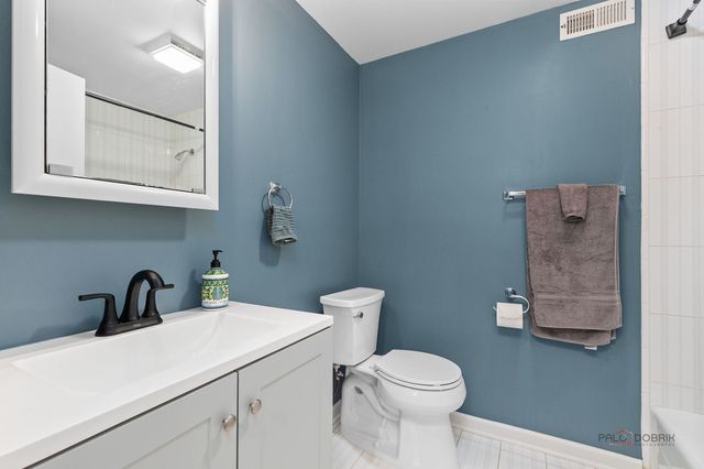1130 New Trier Court, Wilmette, IL 60091