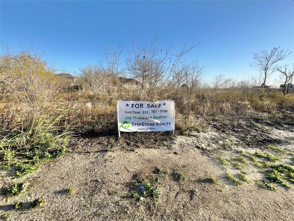 390 Engelke RD, Niederwald, TX 78640