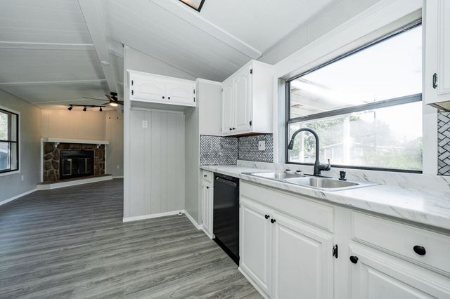 106 Creekwood Drive, Mabank, TX 75156