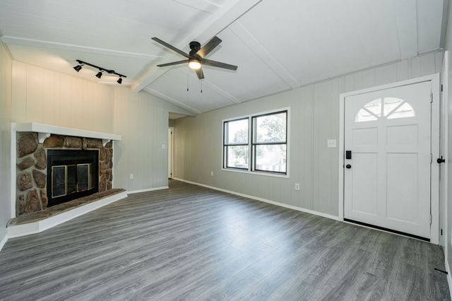 106 Creekwood Drive, Mabank, TX 75156