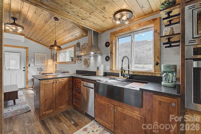122 Mountain Breeze Ridge, Scaly Mountain, NC 28775