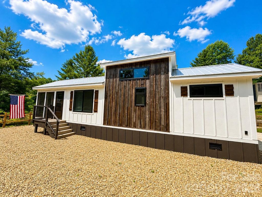 122 Mountain Breeze Ridge, Scaly Mountain, NC 28775