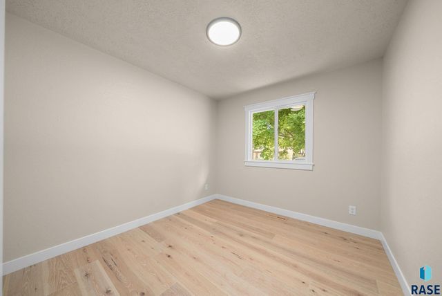 108 E Glenwood Dr, Brandon, SD 57005