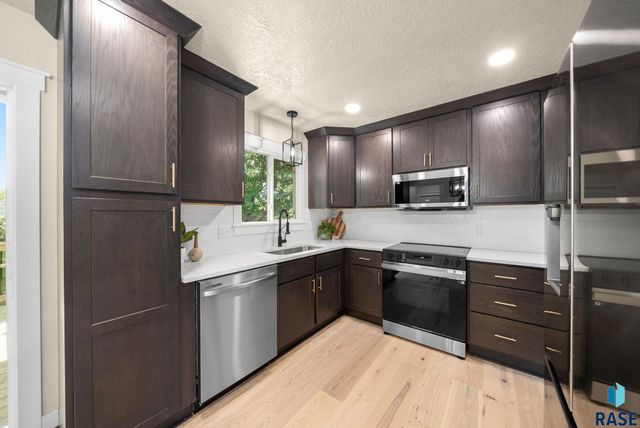 108 E Glenwood Dr, Brandon, SD 57005