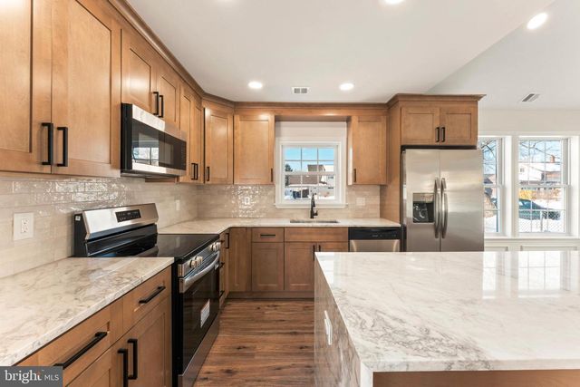 12 GERANIUM RD, Levittown, PA 19057