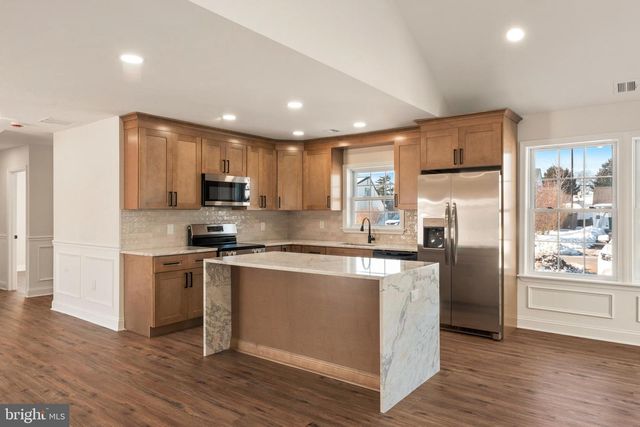 12 GERANIUM RD, Levittown, PA 19057