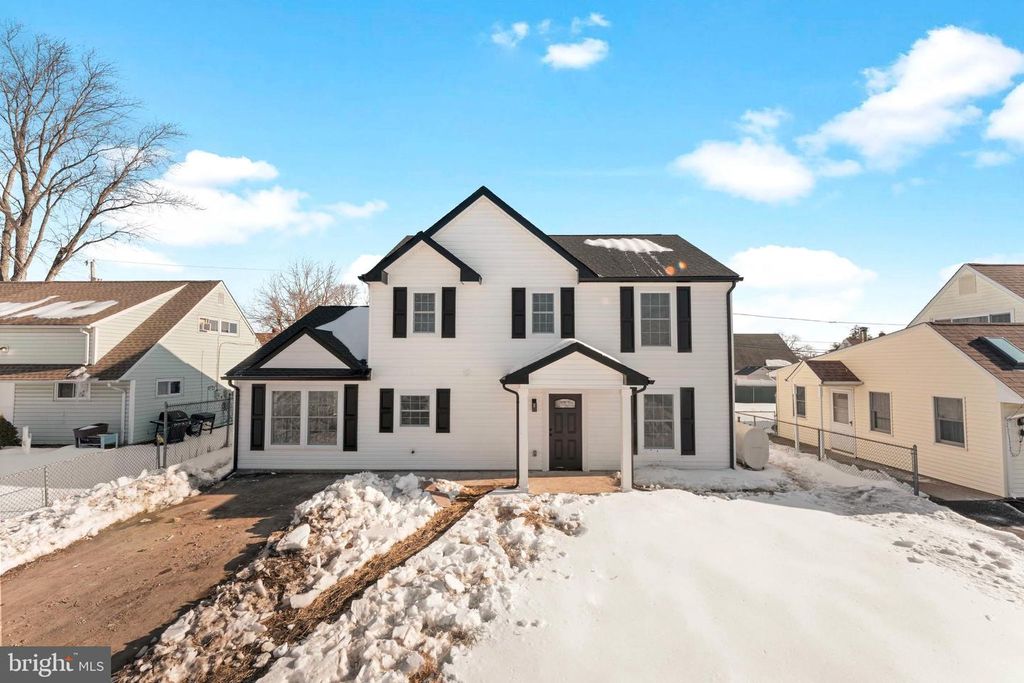 12 GERANIUM RD, Levittown, PA 19057