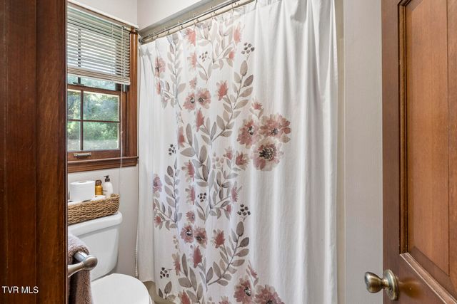 306 Hale Meade Drive, Johnson City, TN 37615