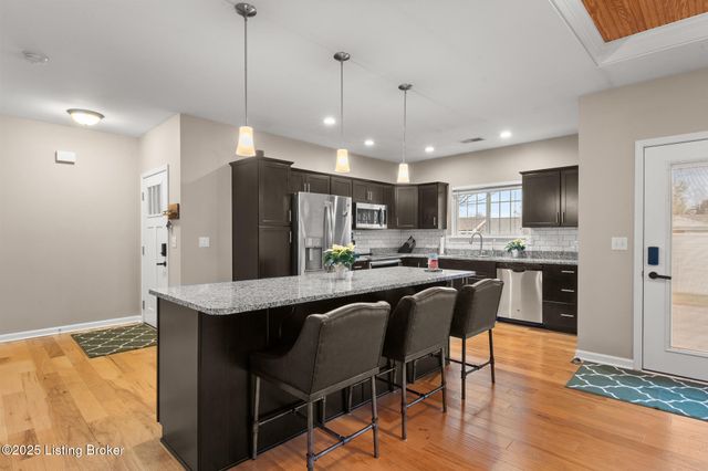 505 Eagle Pointe Dr, Louisville, KY 40214