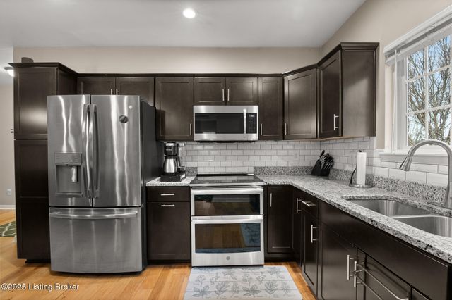 505 Eagle Pointe Dr, Louisville, KY 40214