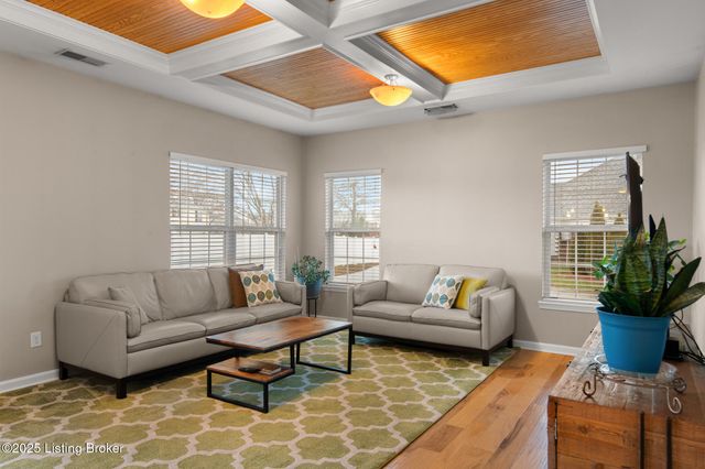 505 Eagle Pointe Dr, Louisville, KY 40214