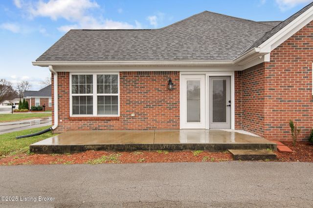 505 Eagle Pointe Dr, Louisville, KY 40214