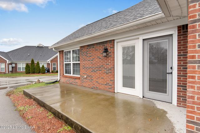 505 Eagle Pointe Dr, Louisville, KY 40214