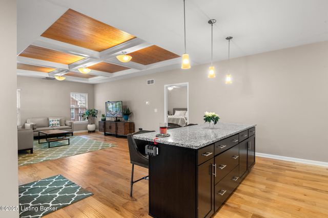 505 Eagle Pointe Dr, Louisville, KY 40214