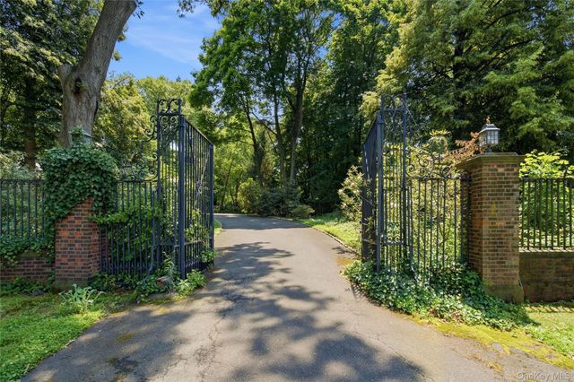790 Bryant Avenue, Roslyn Harbor, NY 11576