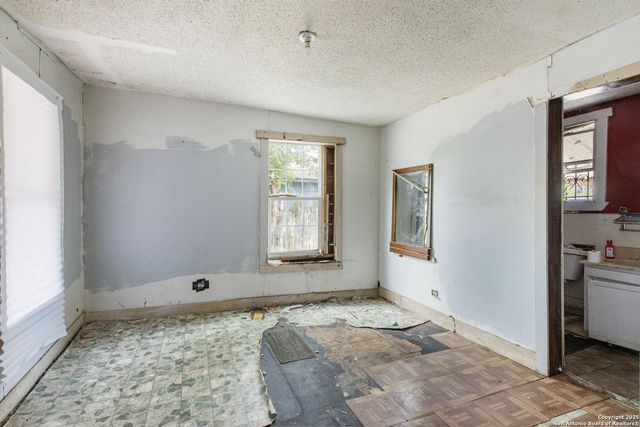 148 Henry, San Antonio, TX 78207