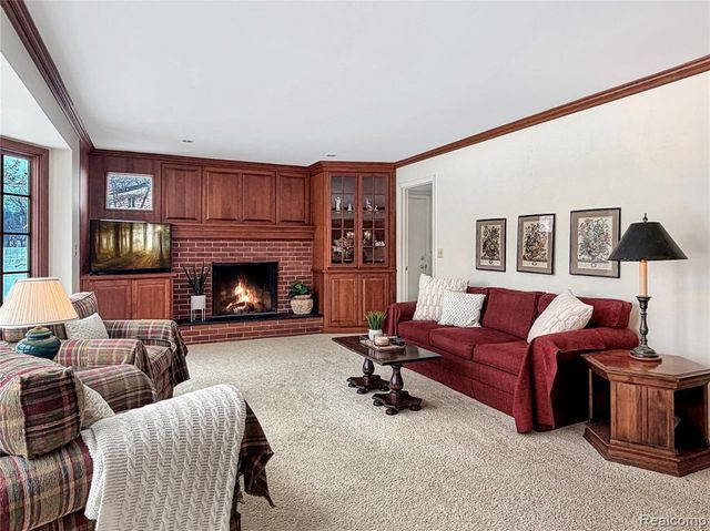 334 Beechview Drive, Rochester, MI 48306