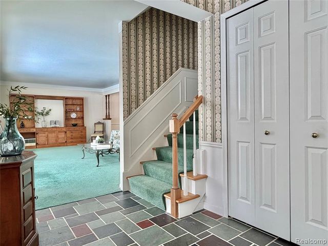 334 Beechview Drive, Rochester, MI 48306