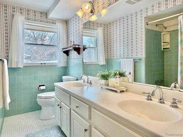 334 Beechview Drive, Rochester, MI 48306