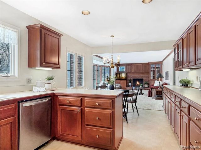 334 Beechview Drive, Rochester, MI 48306