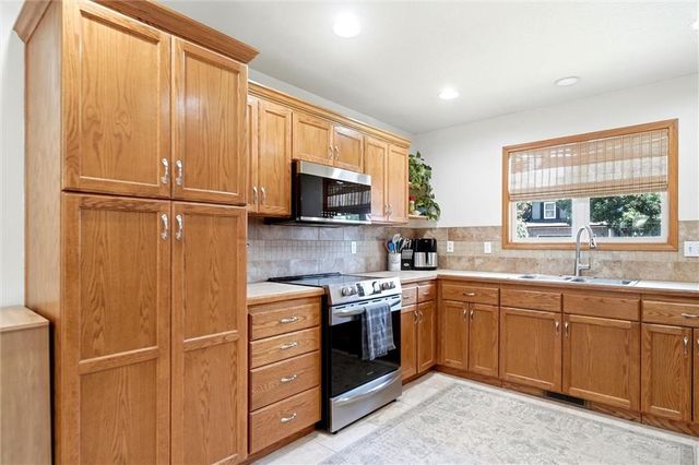 511 N Rebecca Lane, Lawrence, KS 66044