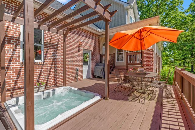 1000 Bradby Dr, Burns, TN 37029