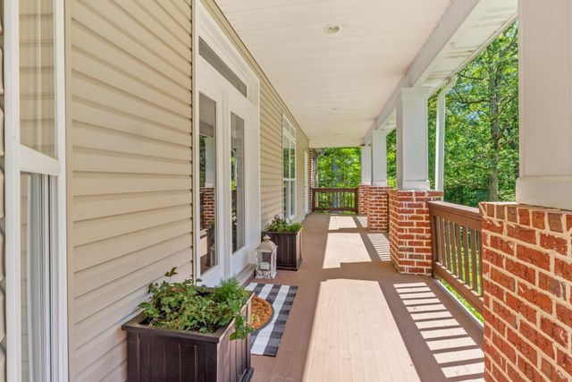 1000 Bradby Dr, Burns, TN 37029