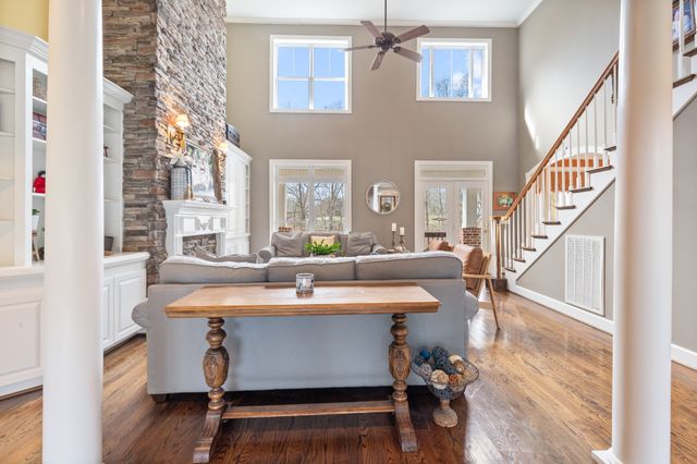 1000 Bradby Dr, Burns, TN 37029