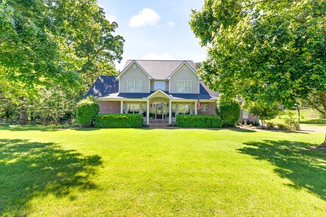 1000 Bradby Dr, Burns, TN 37029