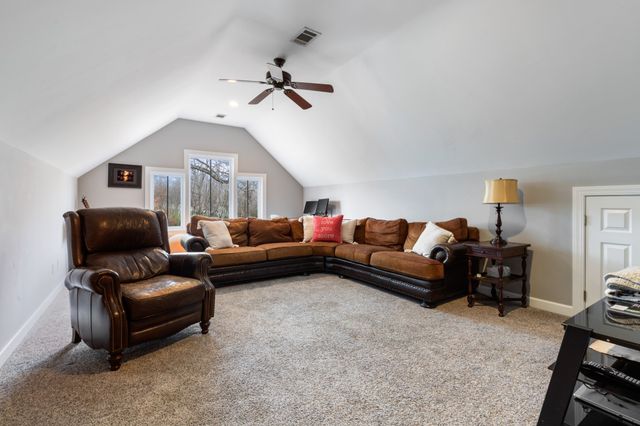 1000 Bradby Dr, Burns, TN 37029