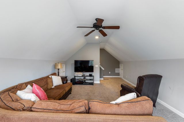 1000 Bradby Dr, Burns, TN 37029