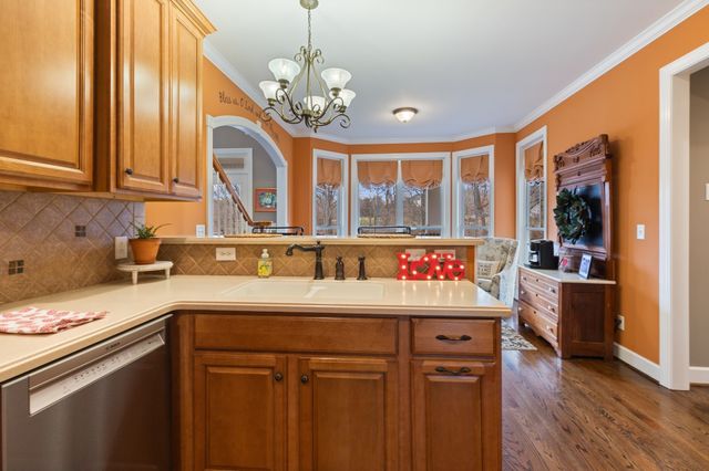 1000 Bradby Dr, Burns, TN 37029