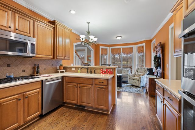 1000 Bradby Dr, Burns, TN 37029