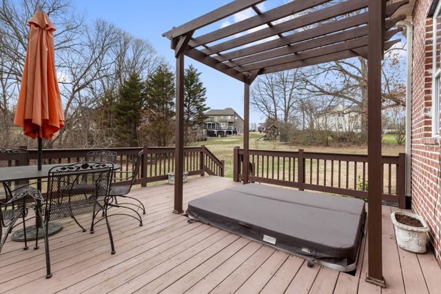 1000 Bradby Dr, Burns, TN 37029
