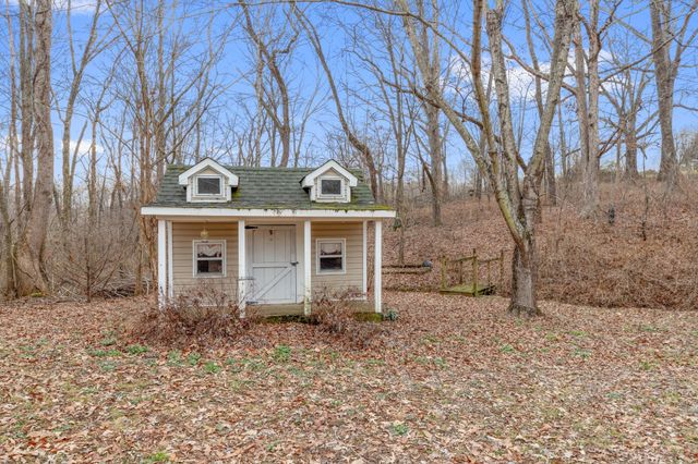 1000 Bradby Dr, Burns, TN 37029