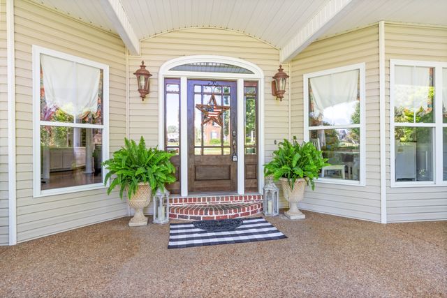 1000 Bradby Dr, Burns, TN 37029