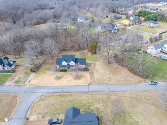1000 Bradby Dr, Burns, TN 37029