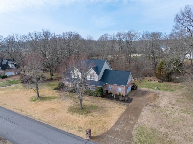 1000 Bradby Dr, Burns, TN 37029