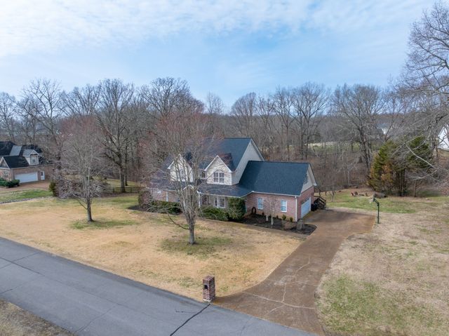 1000 Bradby Dr, Burns, TN 37029