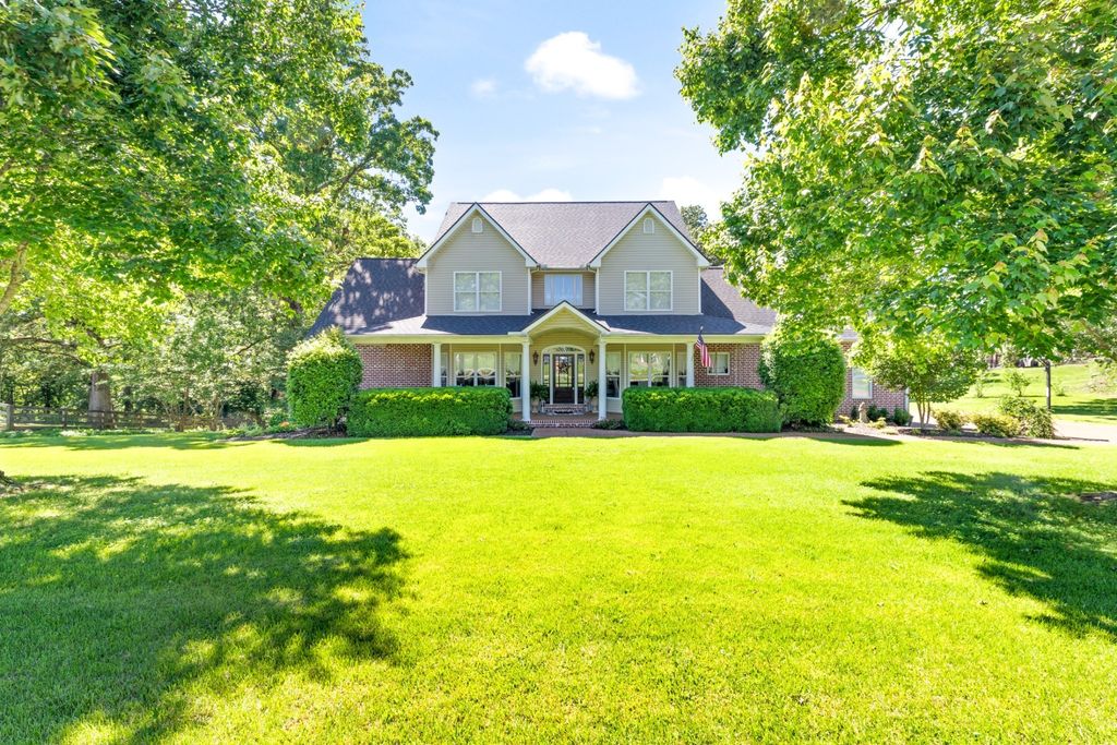 1000 Bradby Dr, Burns, TN 37029