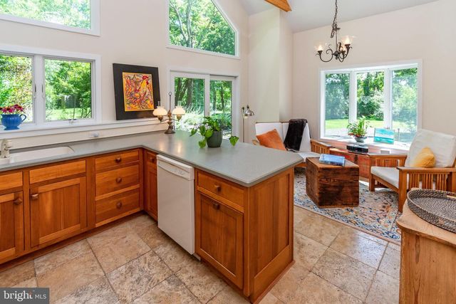 21 OLD RIVER RD, Lambertville, NJ 08530
