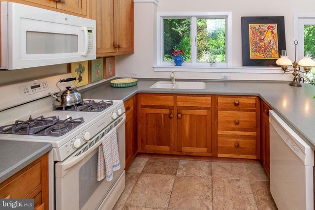 21 OLD RIVER RD, Lambertville, NJ 08530