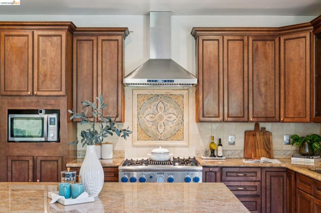 6929 Bristol Dr, Berkeley, CA 94705