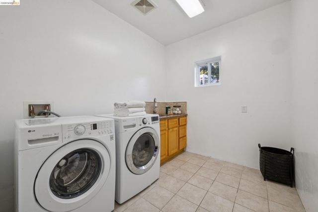 6929 Bristol Dr, Berkeley, CA 94705