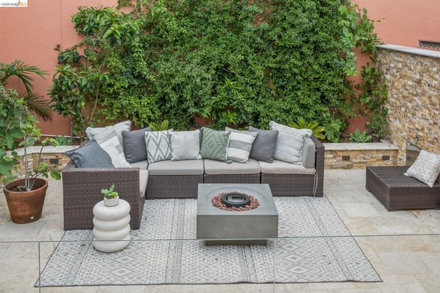 6929 Bristol Dr, Berkeley, CA 94705