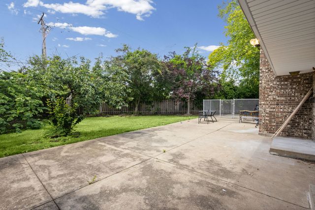 219 W Appletree Lane, Arlington Heights, IL 60004