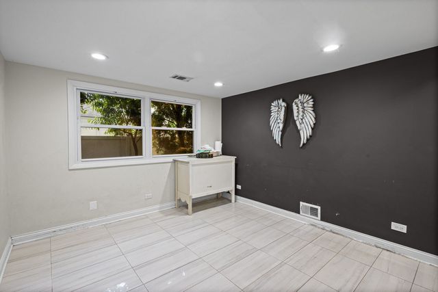219 W Appletree Lane, Arlington Heights, IL 60004