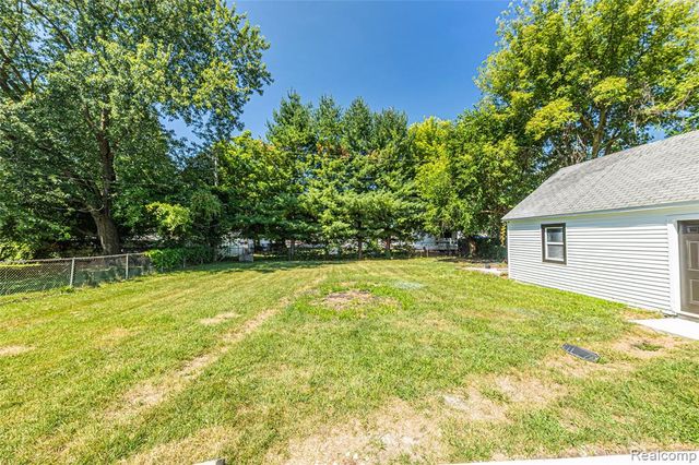 8280 Pine Street, Taylor, MI 48180