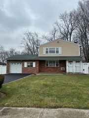 29 Hendrick Avenue B (upper), Glen Cove, NY 11542